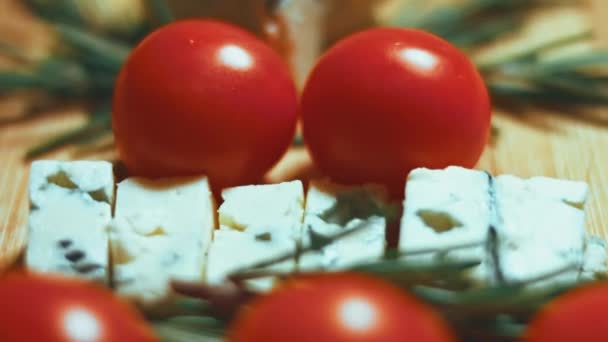 Płaskie Ułożenie Sera Pomidorów Kawałki Sera Pomidorów Rozmarynu Ułożone Kształt — Wideo stockowe
