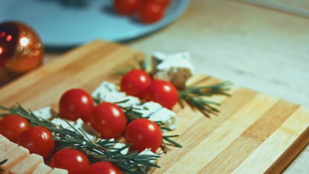 Plat Leggen Van Kaas Tomaten Stukjes Kaas Tomaten Rozmarin Vorm — Stockvideo