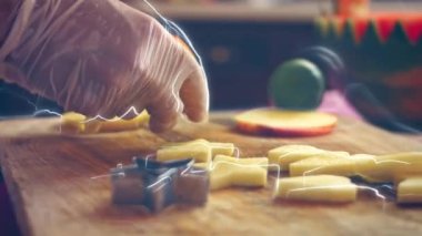 Elma şeklinde kurutulmuş elma cipsi kusulur. Yavaş çekim, ezilmiş ve susuz kalmış elma cipslerinin pembe arka planda patlaması ve düşmesi..