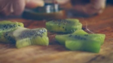 Kivi parçalarını kalp ve yıldız şeklinde kestim. Karpuzu sepet şeklinde düzenliyorum. 4k video