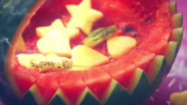 Kivi parçalarını kalp ve yıldız şeklinde kestim. Karpuzu sepet şeklinde düzenliyorum. 4k video