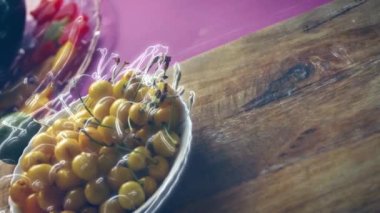 Size karpuz sepetinde yaratıcı meyve salatası sunmaktan mutluluk duyarız. Özel etkinliğiniz için güzel ve renkli bir süsleme. Ev koşullarında büyük bir coşku ve aşkla yapıldı..