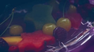 Size karpuz sepetinde yaratıcı meyve salatası sunmaktan mutluluk duyarız. Özel etkinliğiniz için güzel ve renkli bir süsleme. Ev koşullarında büyük bir coşku ve aşkla yapıldı..