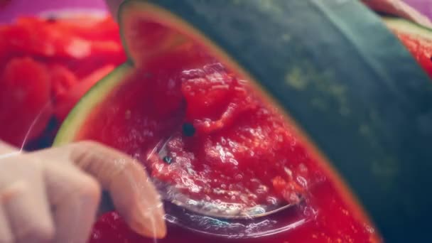 Heb Watermeloen Gesneden Maak Watermeloen Vorm Van Een Mand Video — Stockvideo