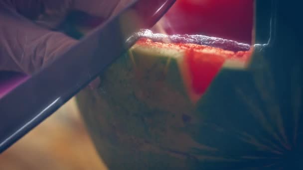Ich Schneide Die Wassermelone Ich Mache Wassermelone Form Eines Korbes — Stockvideo