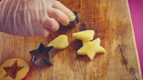 Batatas Fritas Maçã Secas Forma Maçã São Jogadas Para Cima — Vídeo de Stock