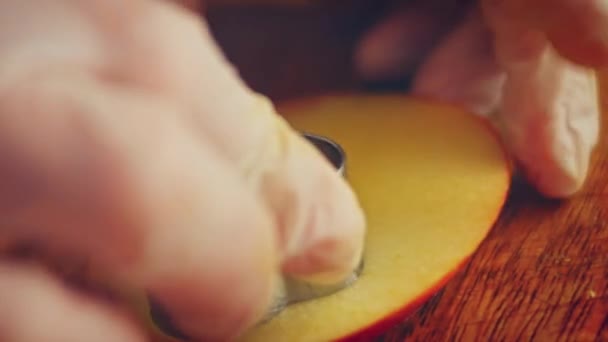 Getrocknete Apfelchips Form Eines Apfels Werden Die Luft Geworfen Zeitlupe — Stockvideo