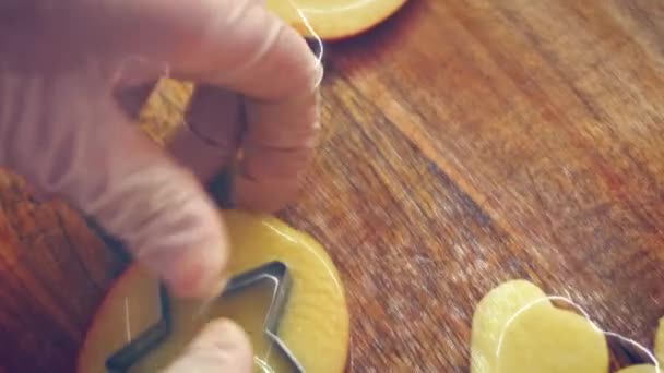 Elma Şeklinde Kurutulmuş Elma Cipsi Kusulur Yavaş Çekim Ezilmiş Susuz — Stok video