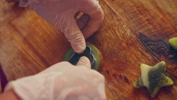 Coupé Les Morceaux Kiwi Forme Cœur Étoiles Arrange Pastèque Forme — Video