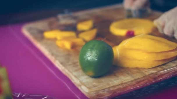 Corté Las Piezas Mango Forma Corazón Estrellas Vídeo — Vídeo de stock
