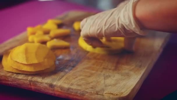 Mango Parçalarını Kalp Yıldız Şeklinde Kestim Video — Stok video