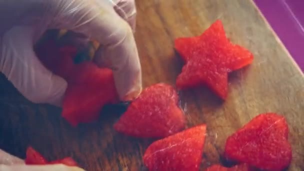 Verschillende Vormen Ijslolly Gemaakt Van Sappige Watermeloen Ijsstokjes Close Shot — Stockvideo