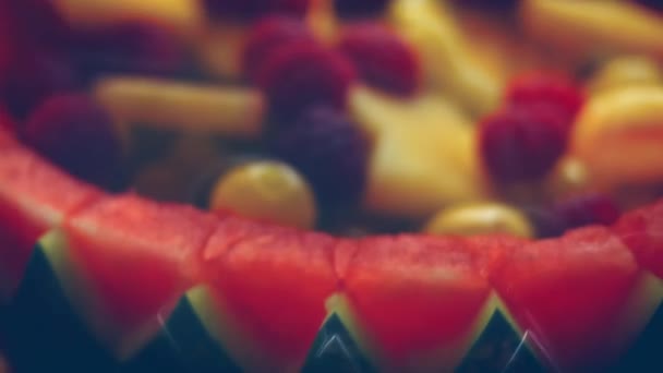 Chętnie Prezentujemy Państwu Kreatywną Sałatkę Owocową Koszyku Arbuzami Piękną Barwną — Wideo stockowe