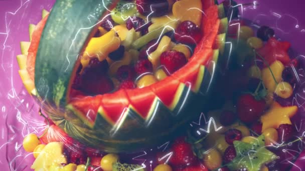 Presenterar Gärna Kreativ Fruktsallad Vattenmelonkorg Vacker Och Färgstark Dekoration För — Stockvideo