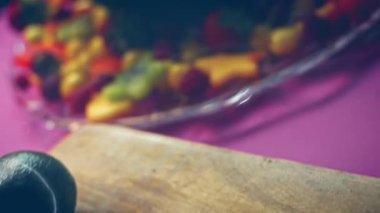 Size karpuz sepetinde yaratıcı meyve salatası sunmaktan mutluluk duyarız. Özel etkinliğiniz için güzel ve renkli bir süsleme. Ev koşullarında büyük bir coşku ve aşkla yapıldı..