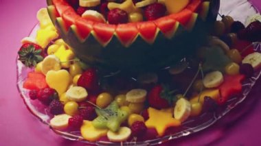 Size karpuz sepetinde yaratıcı meyve salatası sunmaktan mutluluk duyarız. Özel etkinliğiniz için güzel ve renkli bir süsleme. Ev koşullarında büyük bir coşku ve aşkla yapıldı..