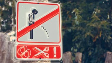 Komik yol işaretleri. Tuvalet burada değil, işemek yasak, vesaire. 4k video.