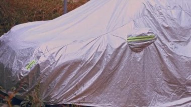 Araba konsepti, otomatik ile podyum sunumu kırmızı kumaş kaplı, animasyon kavramı etrafında döner. 3d render siyah arka plan üzerine izole.