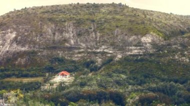Kaya ve mağarada kalıyorlar. Orheiul vekhi.
