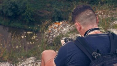 Kaya kazılan mağarayı çeken operatör. Antik insanların evlerinin arkeolojik kazıları. 4k video yavaş çekim.