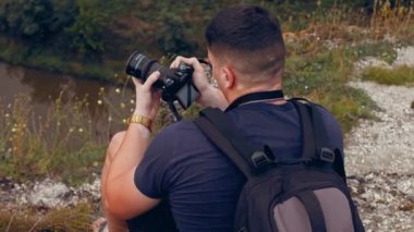 Kaya kazılan mağarayı çeken operatör. Antik insanların evlerinin arkeolojik kazıları. 4k video yavaş çekim.