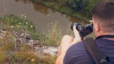 Kaya kazılan mağarayı çeken operatör. Antik insanların evlerinin arkeolojik kazıları. 4k video yavaş çekim.