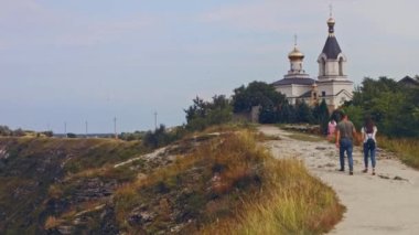 Kayaların Leydisi Kilisesi 'nin çan kulesi. Orheiul vekhi.