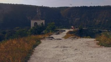 Kayaların Leydisi Kilisesi 'nin çan kulesi. Orheiul vekhi.