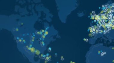 Siber saldırı için farklı hedefleri olan bir dünya haritası. Hackleme ve teknoloji konsepti. Makro monitör piksellerine ateş ediyor. Panik etkisi.