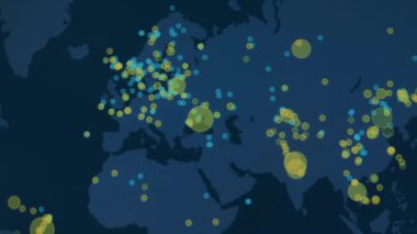 Siber saldırı için farklı hedefleri olan bir dünya haritası. Hackleme ve teknoloji konsepti. Makro monitör piksellerine ateş ediyor. Panik etkisi.