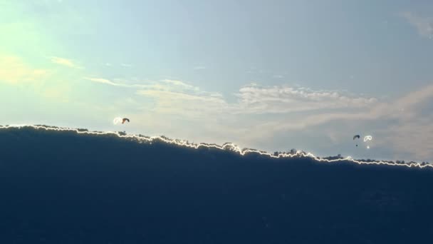 Gleitschirmflug Vor Der Kulisse Eines Sonnig Blauen Himmels Ansicht Von — Stockvideo