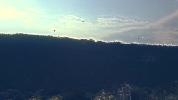 Paraglider Zweeft Tegen Achtergrond Van Een Zonnige Blauwe Lucht Onderaanzicht — Stockvideo