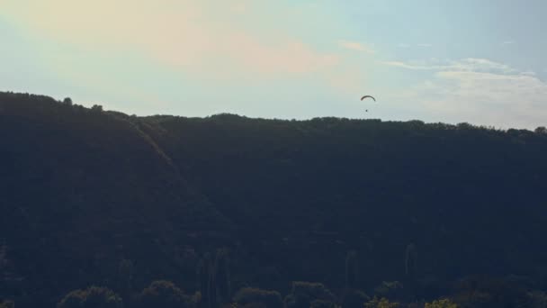 Paraglider Zweeft Tegen Achtergrond Van Een Zonnige Blauwe Lucht Onderaanzicht — Stockvideo