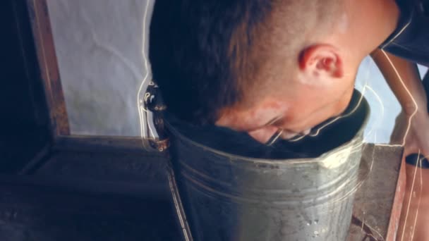 Мужчина Пьёт Воду Фонтана Фонтан Балканском Стиле Туризм — стоковое видео