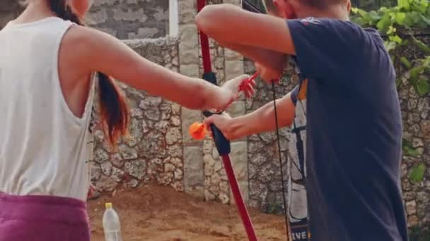 Mani Bambini Tengono Arco Una Freccia Sparano Bersaglio Sulla Porta — Video Stock