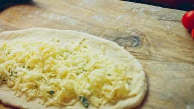 Üç çeşit pides. Yumurtalı vejetaryen pide ve salamlı pide. 4k video.