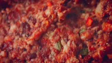 Üç çeşit pides. Yumurtalı vejetaryen pide ve salamlı pide. 4k video.