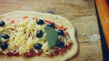 Üç çeşit pides. Yumurtalı vejetaryen pide ve salamlı pide. 4k video.