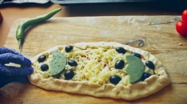 Üç çeşit pides. Yumurtalı vejetaryen pide ve salamlı pide. 4k video.