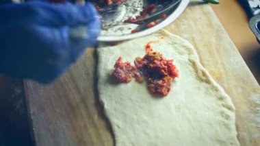 Üç çeşit pides. Yumurtalı vejetaryen pide ve salamlı pide. 4k video.