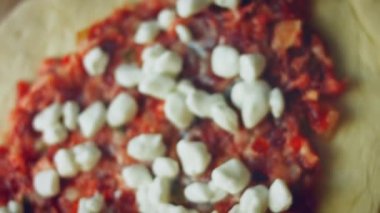 Üç çeşit pides. Yumurtalı vejetaryen pide ve salamlı pide. 4k video.