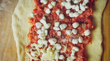 Üç çeşit pides. Yumurtalı vejetaryen pide ve salamlı pide. 4k video.