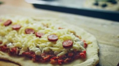 Üç çeşit pides. Yumurtalı vejetaryen pide ve salamlı pide. 4k video.