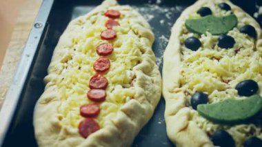 Üç çeşit pides. Yumurtalı vejetaryen pide ve salamlı pide. 4k video.