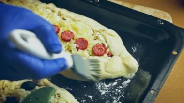 Üç çeşit pides. Yumurtalı vejetaryen pide ve salamlı pide. 4k video.