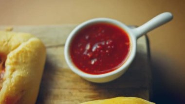 Üç çeşit pides. Yumurtalı vejetaryen pide ve salamlı pide. 4k video.