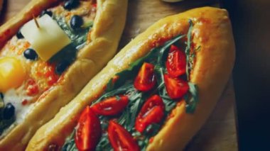 Üç çeşit pides. Yumurtalı vejetaryen pide ve salamlı pide. 4k video.