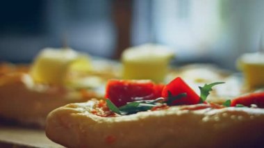 Üç çeşit pides. Yumurtalı vejetaryen pide ve salamlı pide. 4k video.