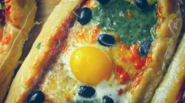 Üç çeşit pides. Yumurtalı vejetaryen pide ve salamlı pide. 4k video.