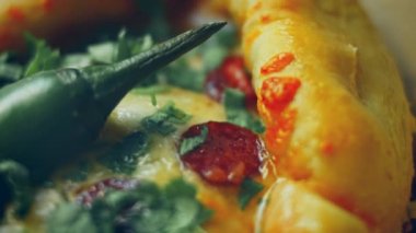 Üç çeşit pides. Yumurtalı vejetaryen pide ve salamlı pide. 4k video.